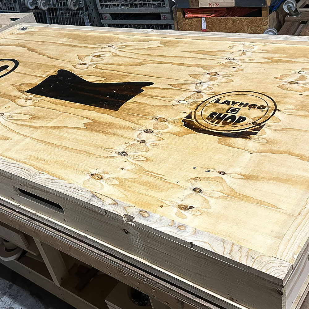 Laser: logo gebrand in transportkist
